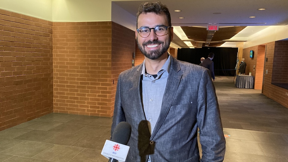 Der Bürgermeister von Carleton-sur-Mer, Mathieu Lapointe, wird im Korridor des Centre des congrès de Québec fotografiert.