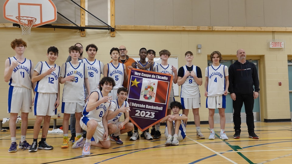 L'équipe de basketball de Mathieu-Martin avec la bannière de la Coupe Acadie