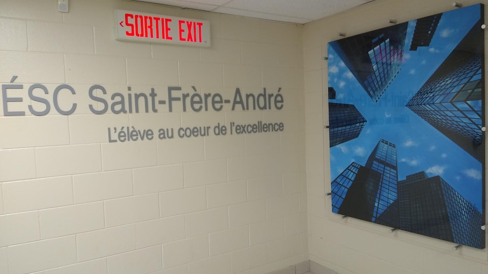Une inscription au mur : ÉSC Saint-Frère-André, L’élève au coeur de l’excellence et une image de grattes-ciel.