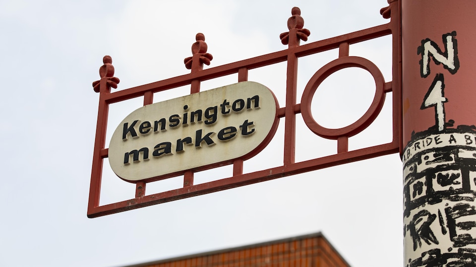 Un panneau du marché de Kensington à l'entrée du marché à l'angle de Spadina et Baldwin, le 16 juin 2023.