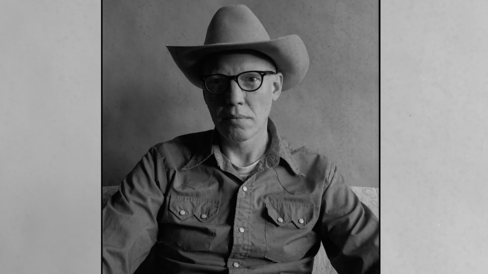 Portrait de Matt Masters Burgener portant unchapeau de cowboy.