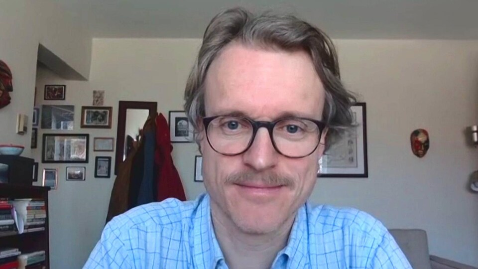Matthew Hayes en entrevue par webcam.
