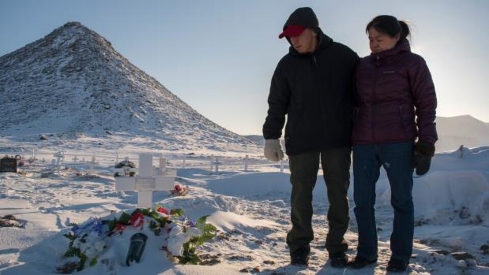Matthew Kilabuk et Geela Kooneeliusie devant la tombe de leur fille.