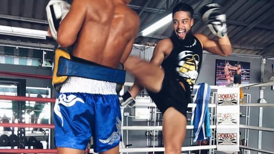 Un homme dans un ring, en train de faire des arts martiaux