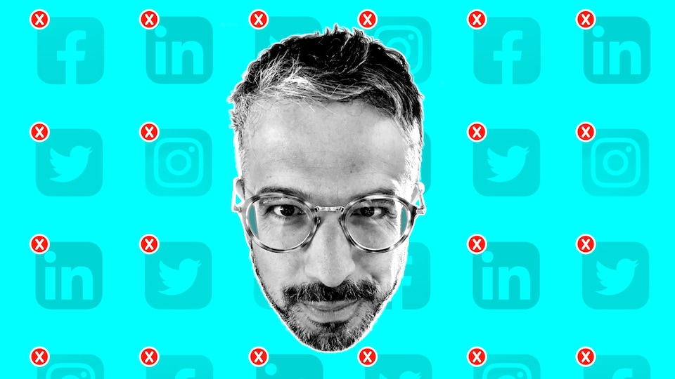 L'animateur Matthieu Dugal devant les icônes de Facebook, Linkedin, Twitter et Instagram.