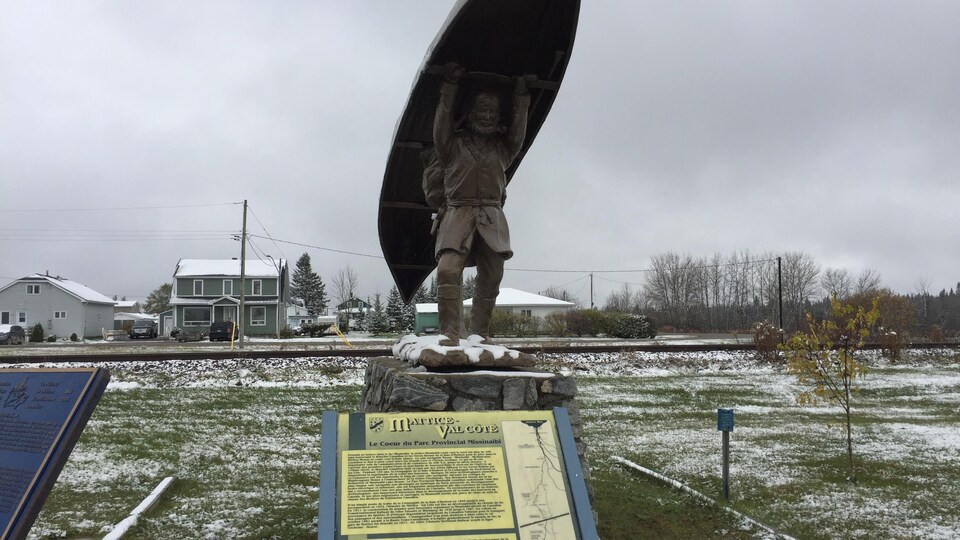Le monument du voyageur à Mattice-Val Côté.