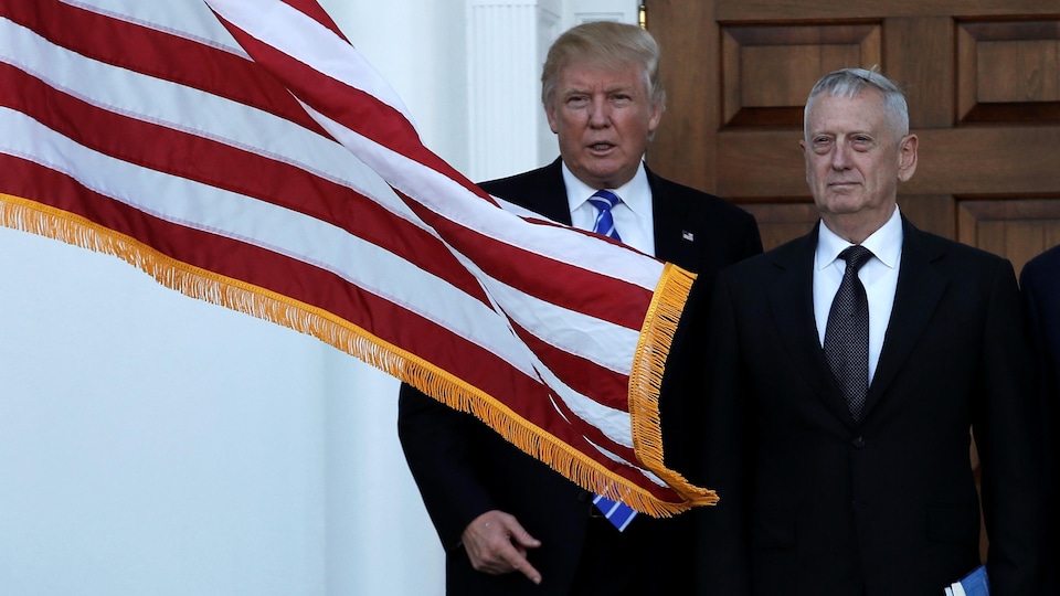 L'ex-général James Mattis, choisi par Donald Trump pour diriger le Pentagone, lors d'une rencontre avec le président désigné le 19 novembre dernier