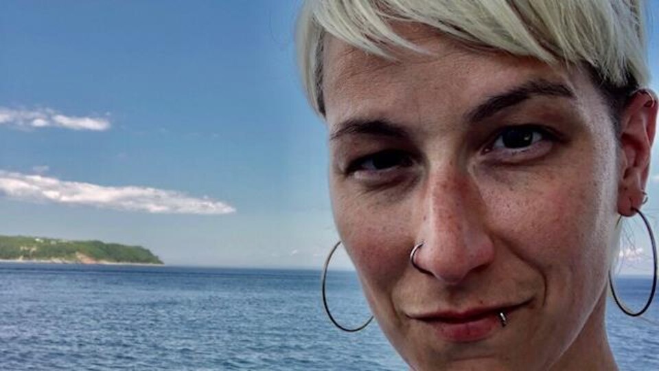 Maude Fréchette prend un égoportrait devant le fleuve Saint-Laurent. 