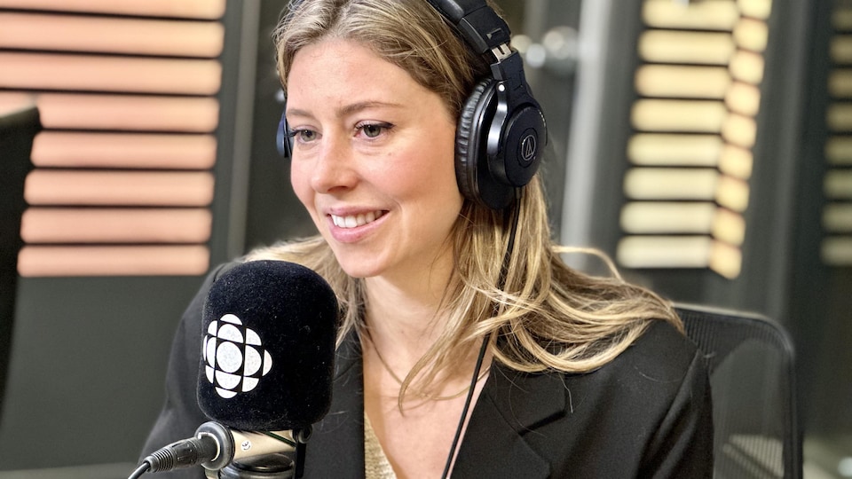 Maude Marquis-Bissonnette en entrevue dans les studios de Radio-Canada Ottawa-Gatineau.