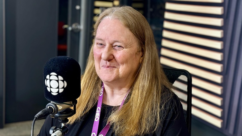 Maureen Jones en entrevue dans les studios de Radio-Canada.