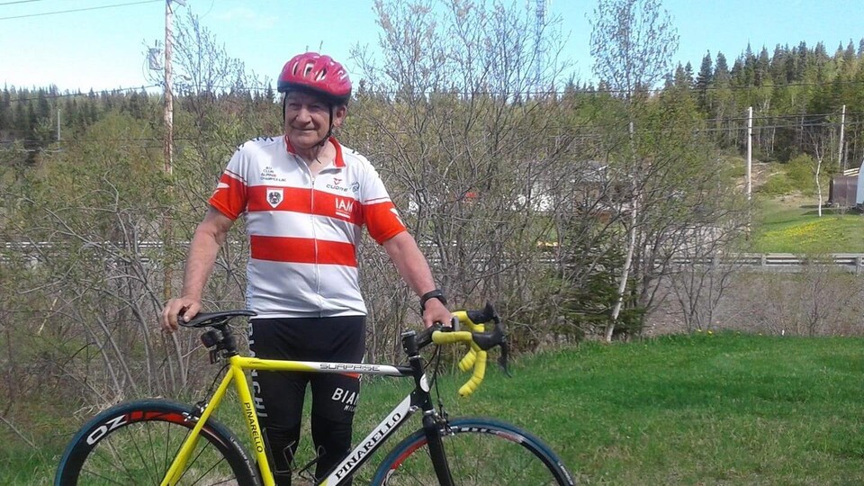 Maurice Anglehart debout derrière son vélo.