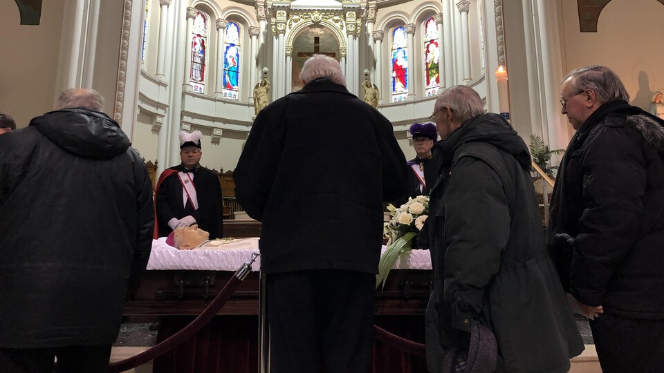Des dizaines de personnes ont rendu hommage à Mgr Maurice Couture.