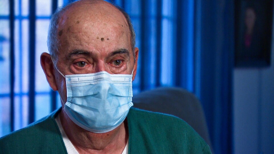 Gros plan sur le visage d'un homme qui porte un masque. 