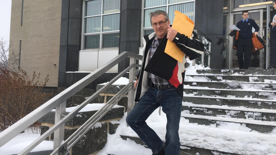 Un homme descend les marches du palais de justice de Rouyn-Noranda.