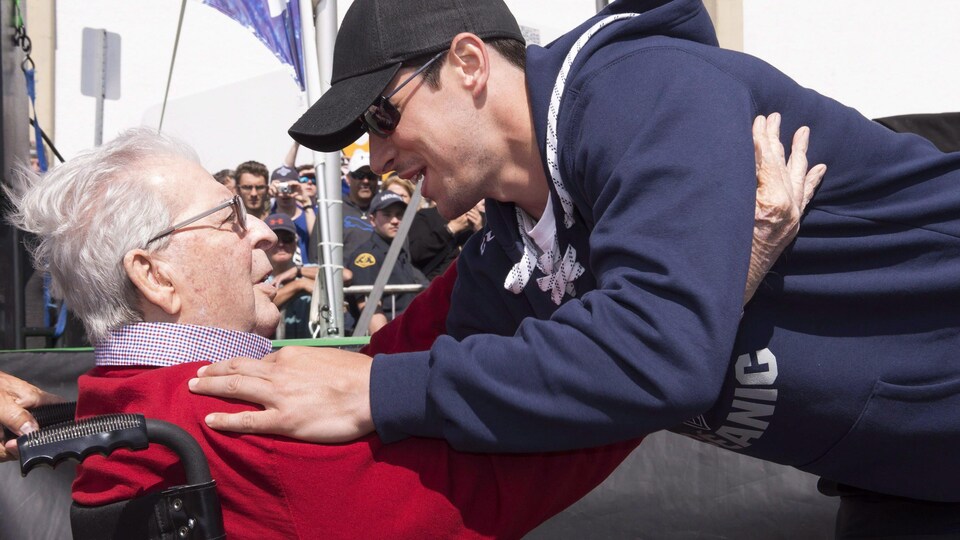 Maurice Tanguay enlace Sydney Crosby