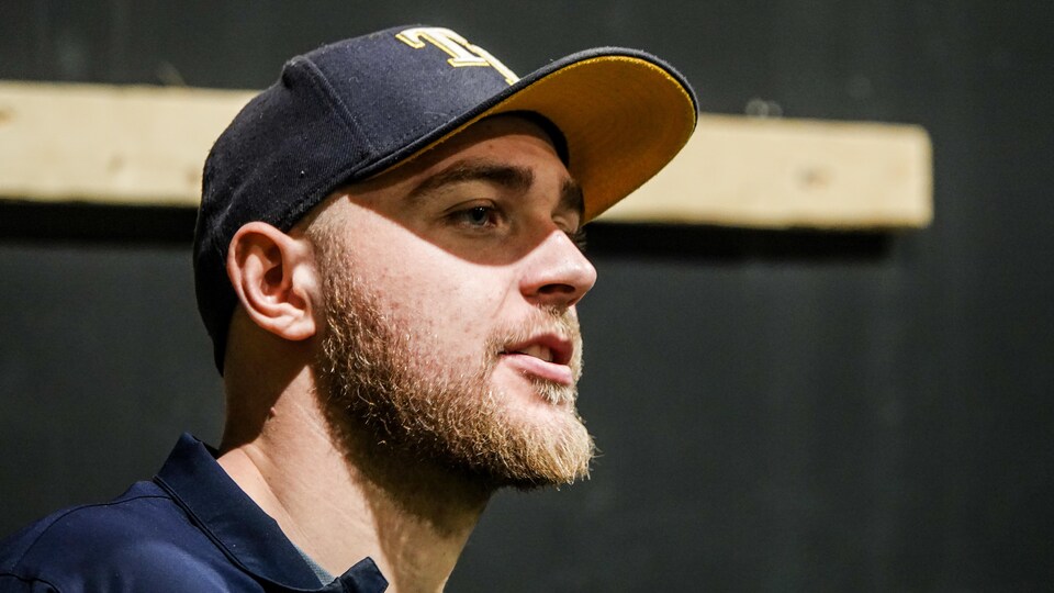 Max Rydholm regarde des joueurs s'entraîner.