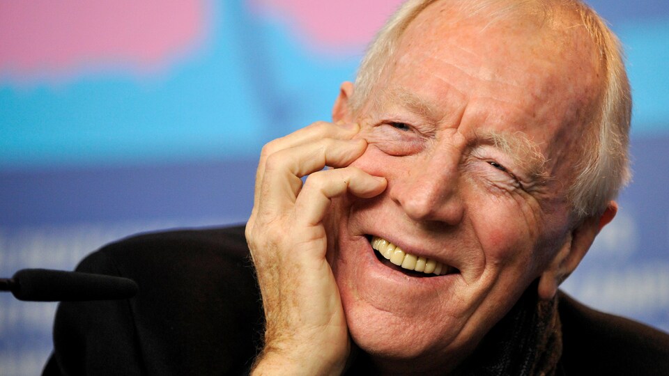 Max von Sydow sourit.