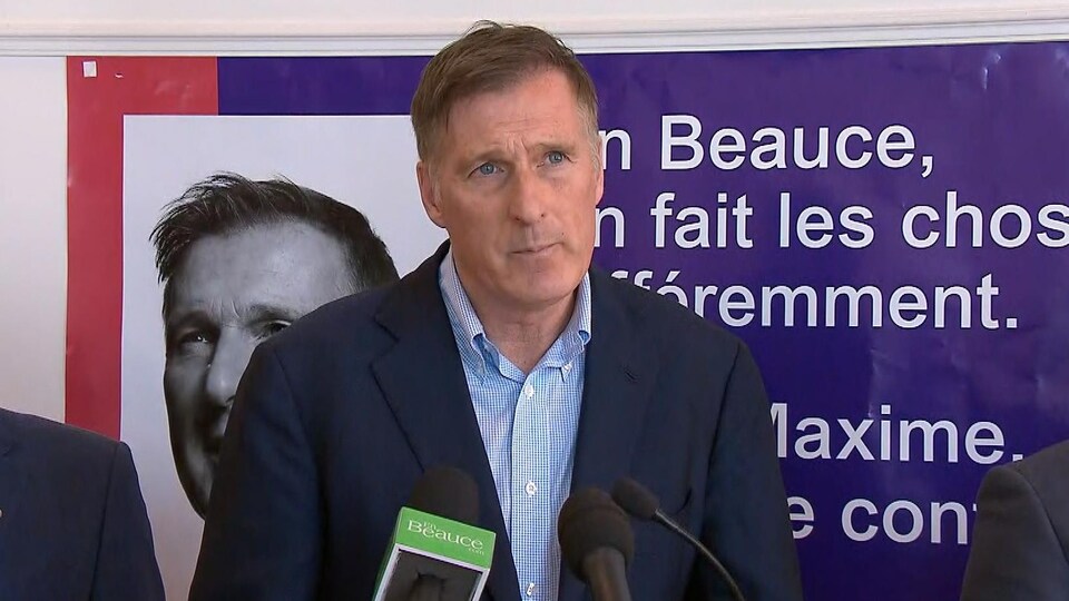 Maxime Bernier répond aux questions des journalistes lors d'un point de presse.