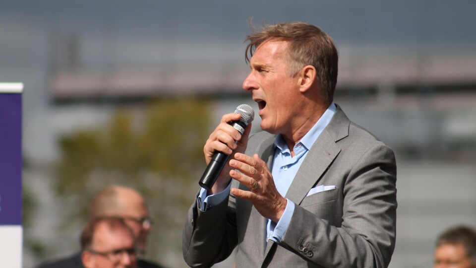 Maxime Bernier, micro à la main.