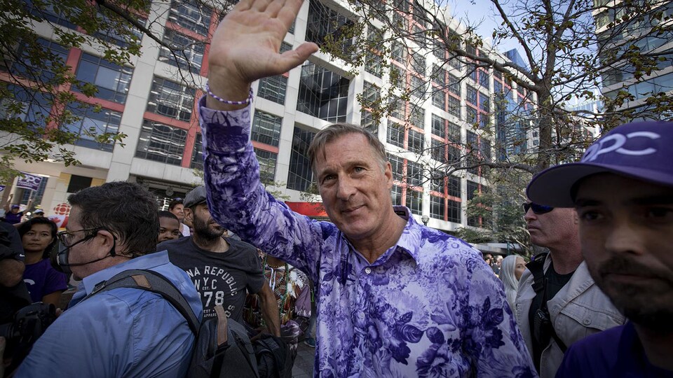 Maxime Bernier salue les partisans réunis devant les locaux de CBC.