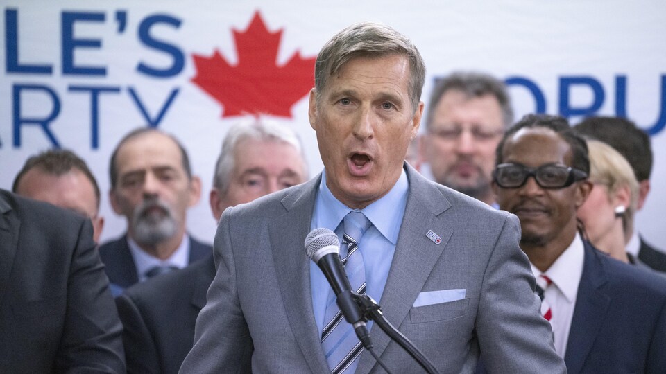 Maxime Bernier en point de presse, devant ses candidats.