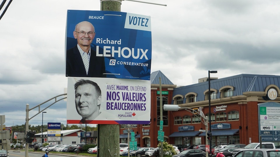 Des pancartes électorales de Richard Lehoux et Maxime Bernier