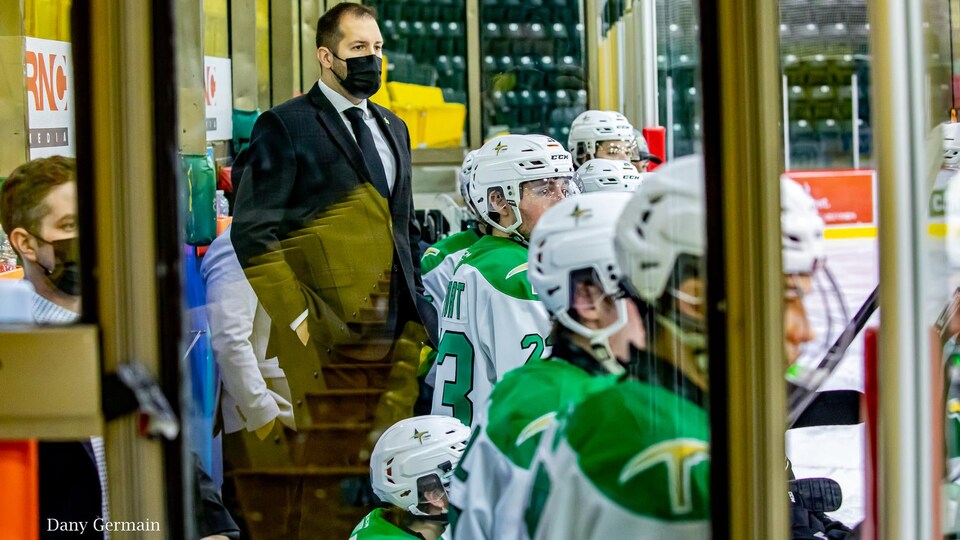 Maxime Desruisseaux derrière le banc de son équipe.