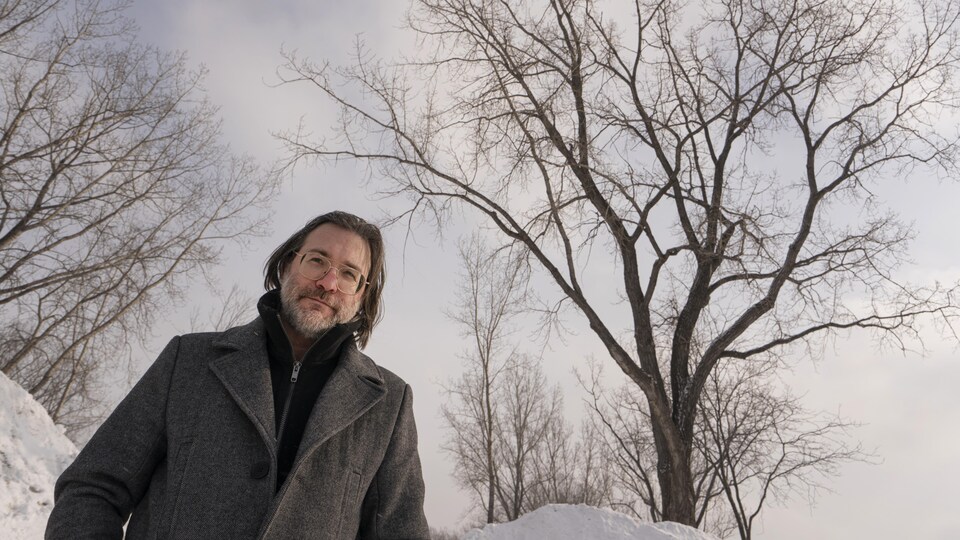 Portrait de l'auteur à l'extérieur à Montréal en hiver.