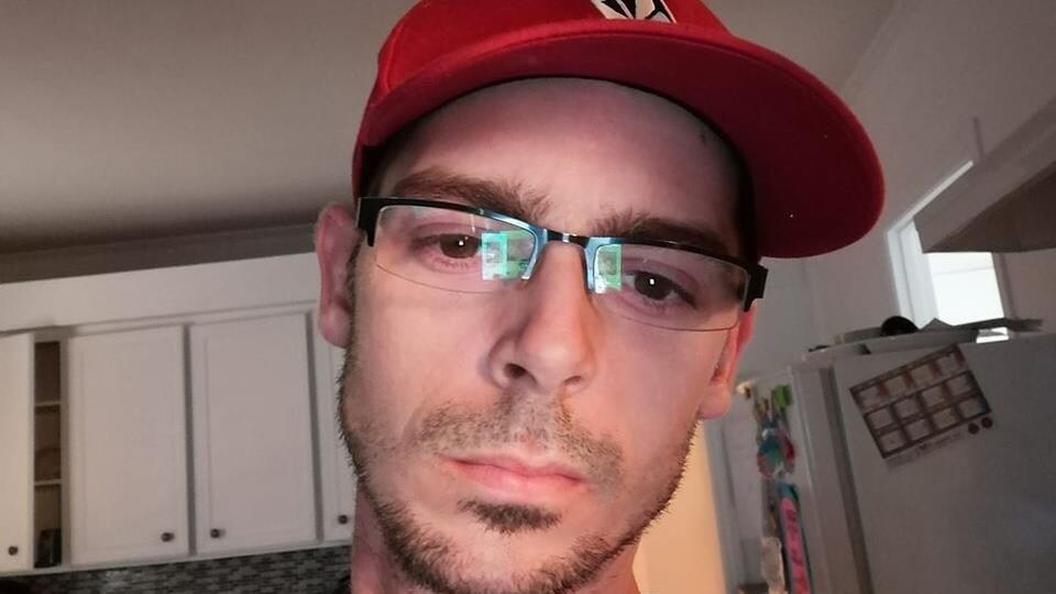 Un égoportrait de Maxime Patry dans sa cuisine.