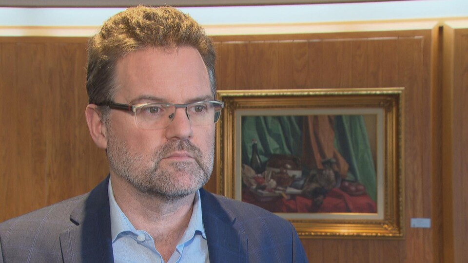 Une homme en entrevue avec Radio-Canada.