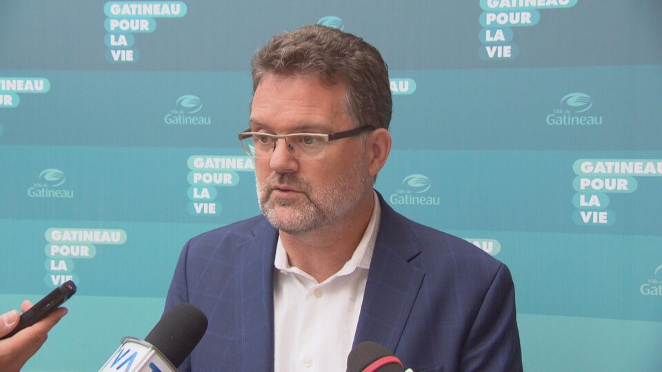 Le maire de Gatineau, Maxime Pedneaud-Jobin, pendant une conférence de presse.