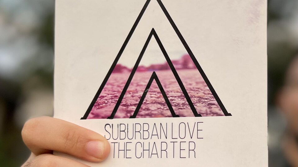 La pochette de l'album sur laquelle on peut lire : « Suburban Love, The Charter ».