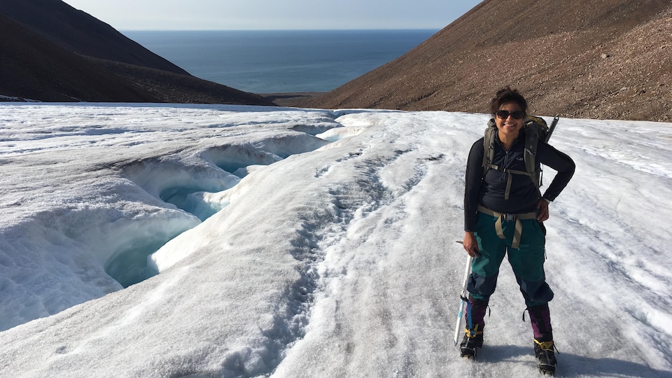 Maya Bhatia se tient sur un glacier près de Grise Fiord, au Nunavut.