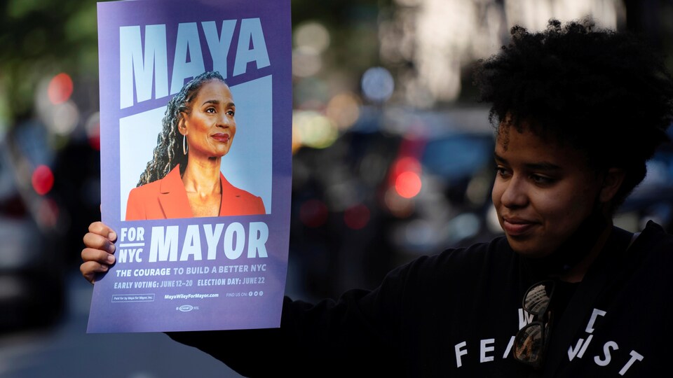 Um apoiador de Maya Wiley segura uma placa com sua foto.