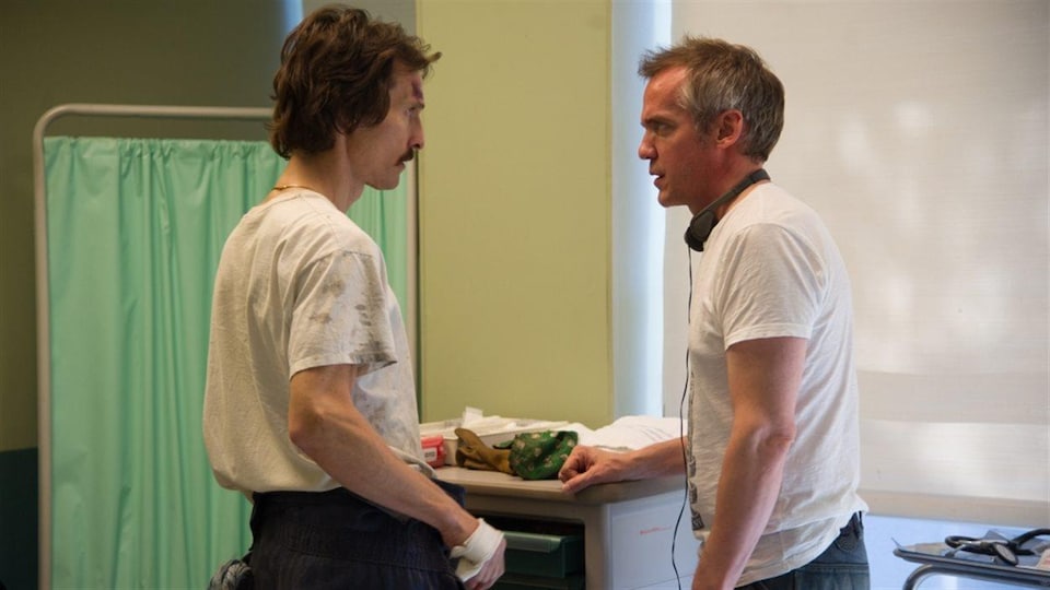 Matthew McConaughey et Jean-Marc Vallée sont debout l'un en face de l'autre.