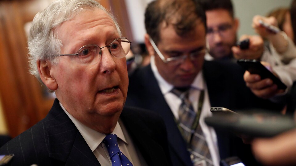 Le chef républicain au Sénat, Mitch McConnell, a rencontré les médias à la suite des allégations envers le candidat républicain Roy Moore.