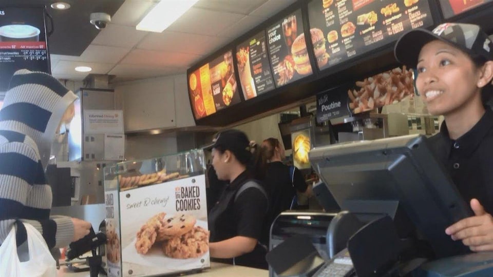 Des employés dans un McDonald du Canada.