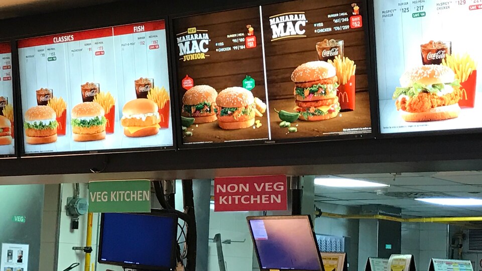 Panneau lumineux affichant le menu d'un restaurant McDonald's.
