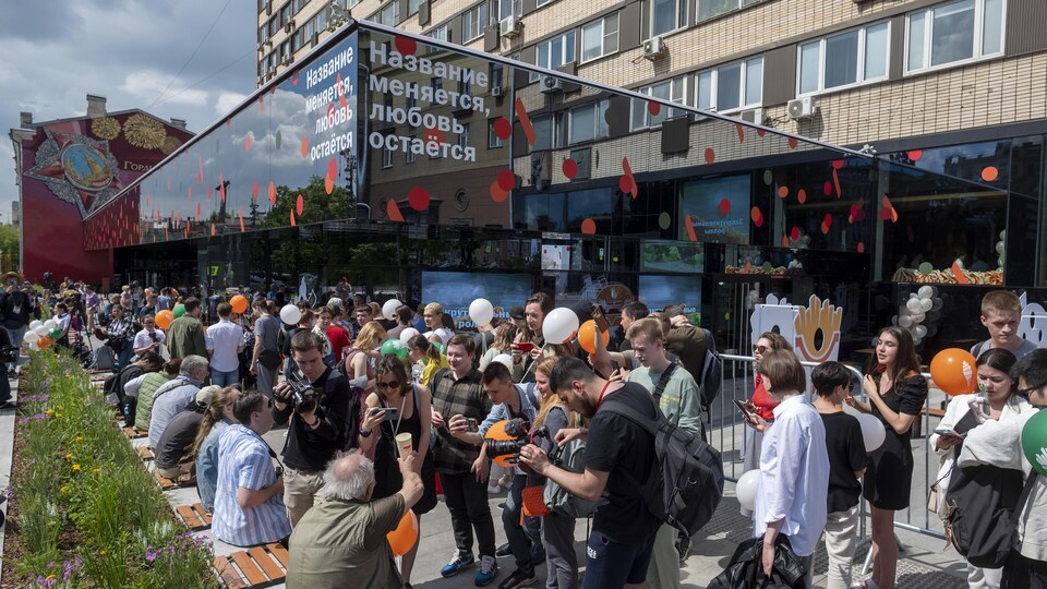 Des dizaines de personnes se sont rassemblées près du restaurant Vkousno i totchka à Moscou.