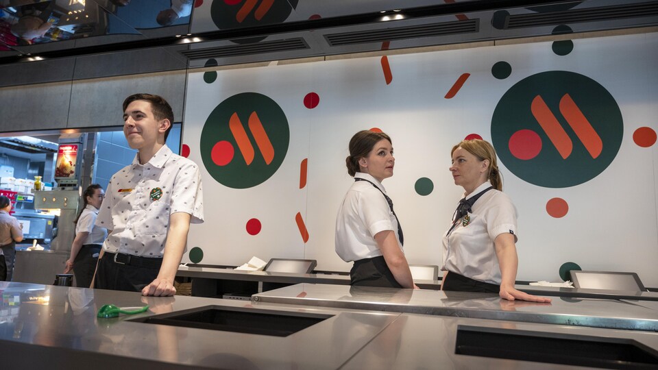 Des membres du personnel dans un restaurant remplaçant le McDonald's américain à Moscou.