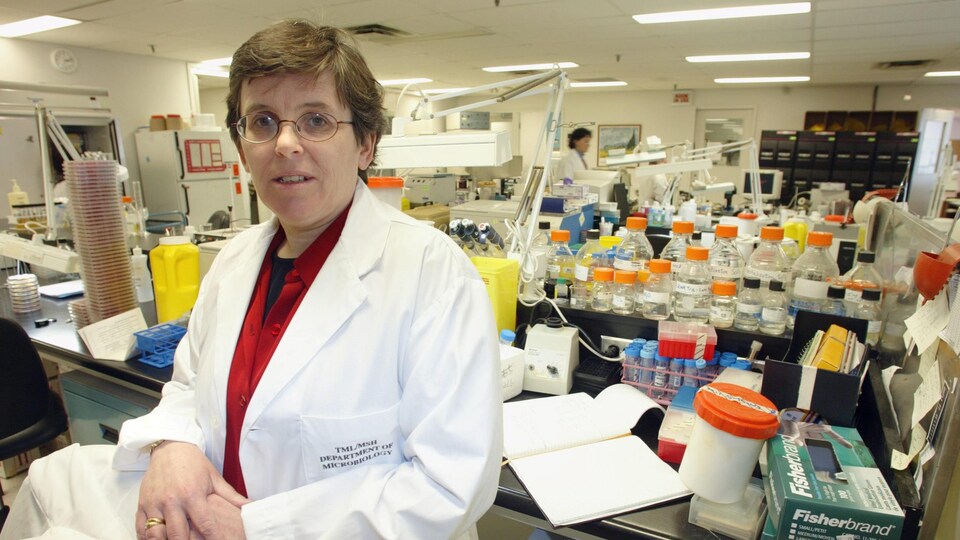 La microbiologiste Allison McGeer dans un laboratoire en 2004.
