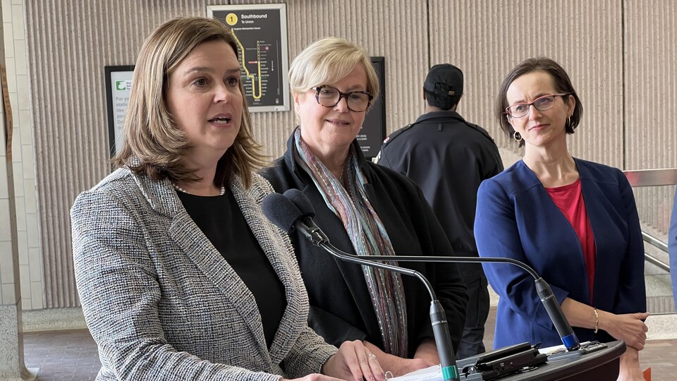 La maire adjointe Jennifer McKelvie s'exprime au micro en compagnie de la présidente de LOFT, Heather McDonald.