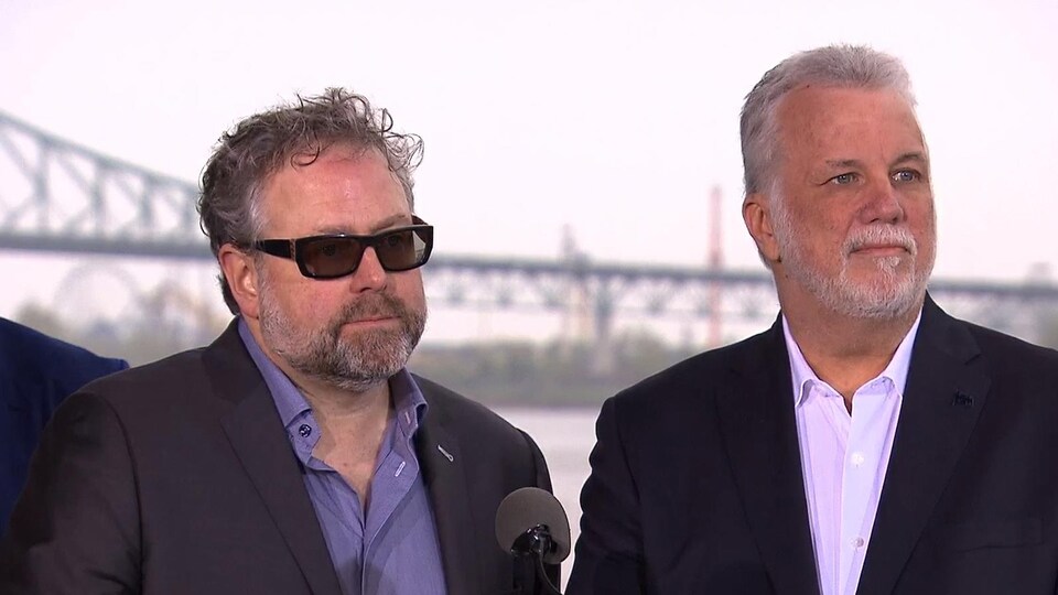 Alexandre Taillefer (à gauche) et le premier ministre du Québec, Philippe Couillard (à droite)
