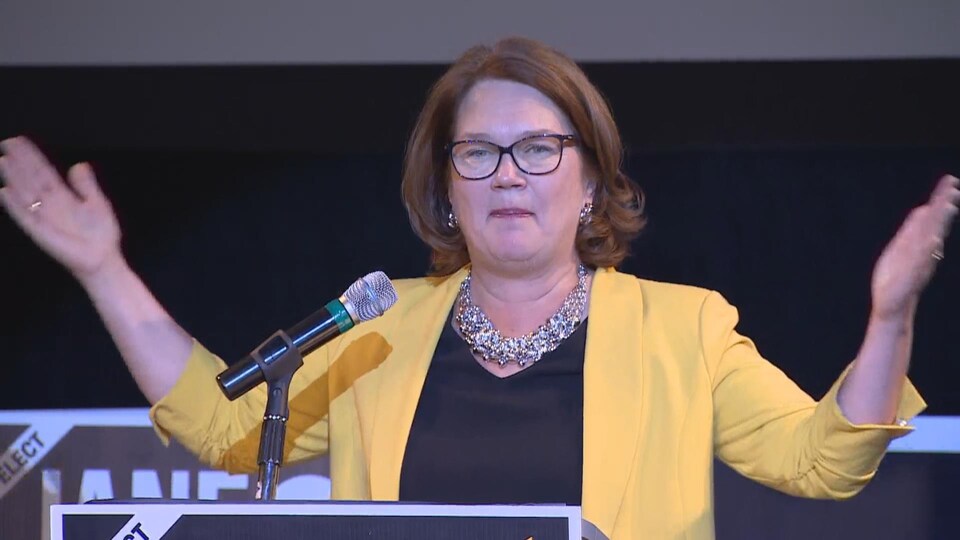 Jane Philpott s'adresse à ses partisans après sa défaite.