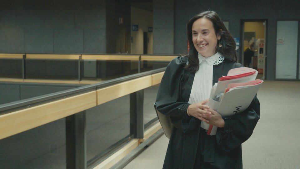 Une avocate tient des dossiers dans un couloir du palais de justice de Montréal. 
