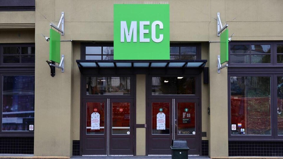 Façade d'un magasin MEC.