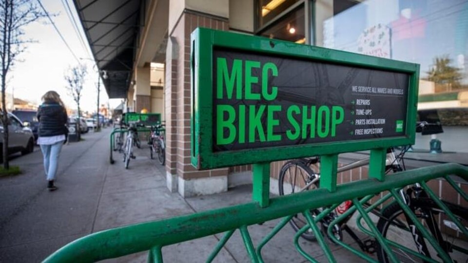 Support à vélos vert de MEC.