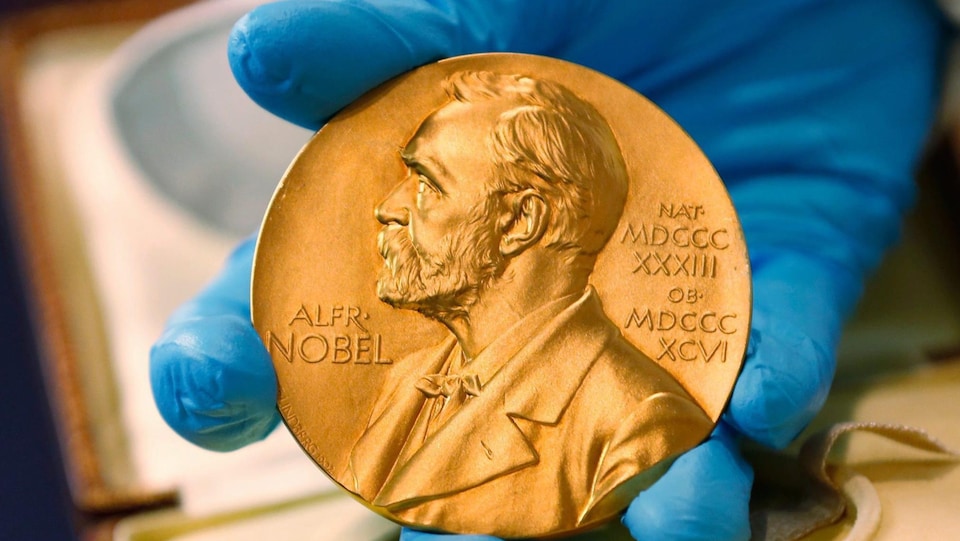 Une médaille du prix Nobel de littérature.