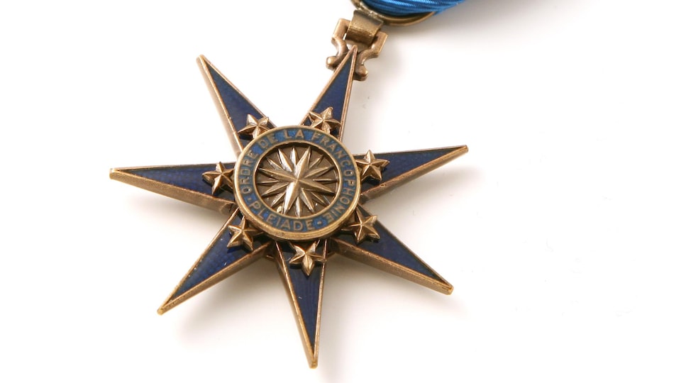 La médaille de l’Ordre de la Pléiade.