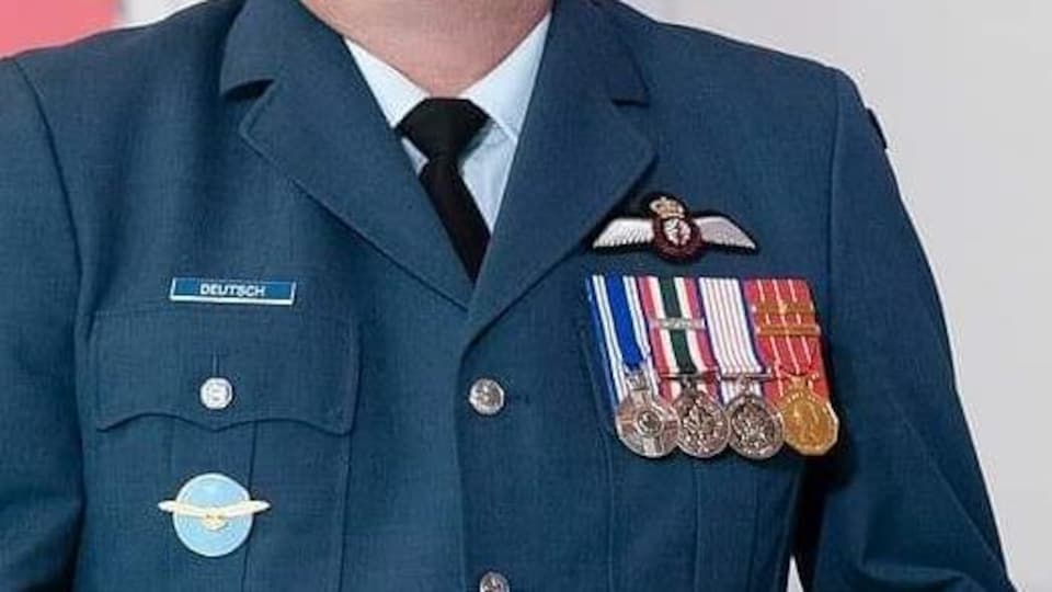 Quatre médailles sur un uniforme d'un vétéran. 